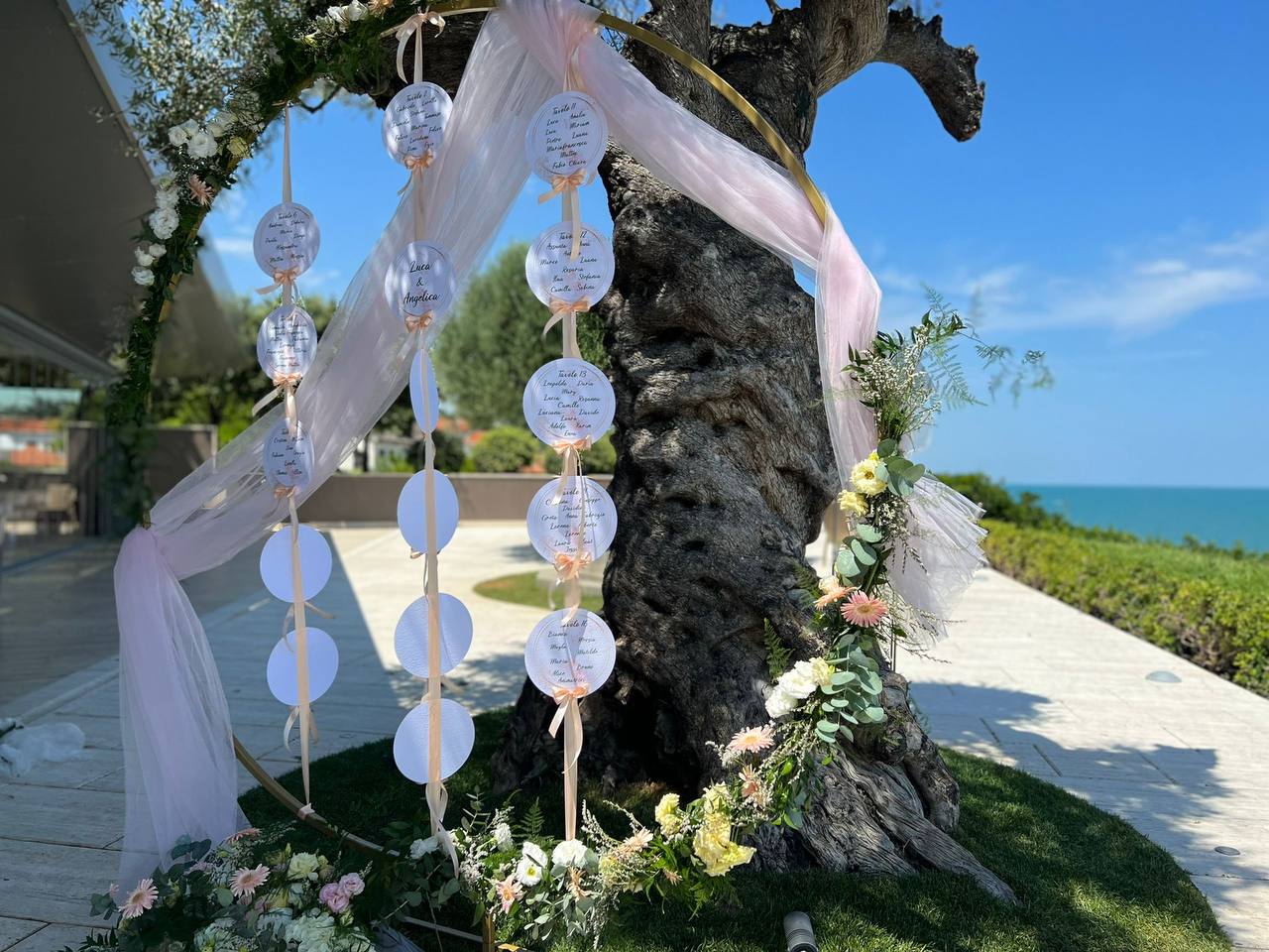 Matrimonio arco floreale vista mare