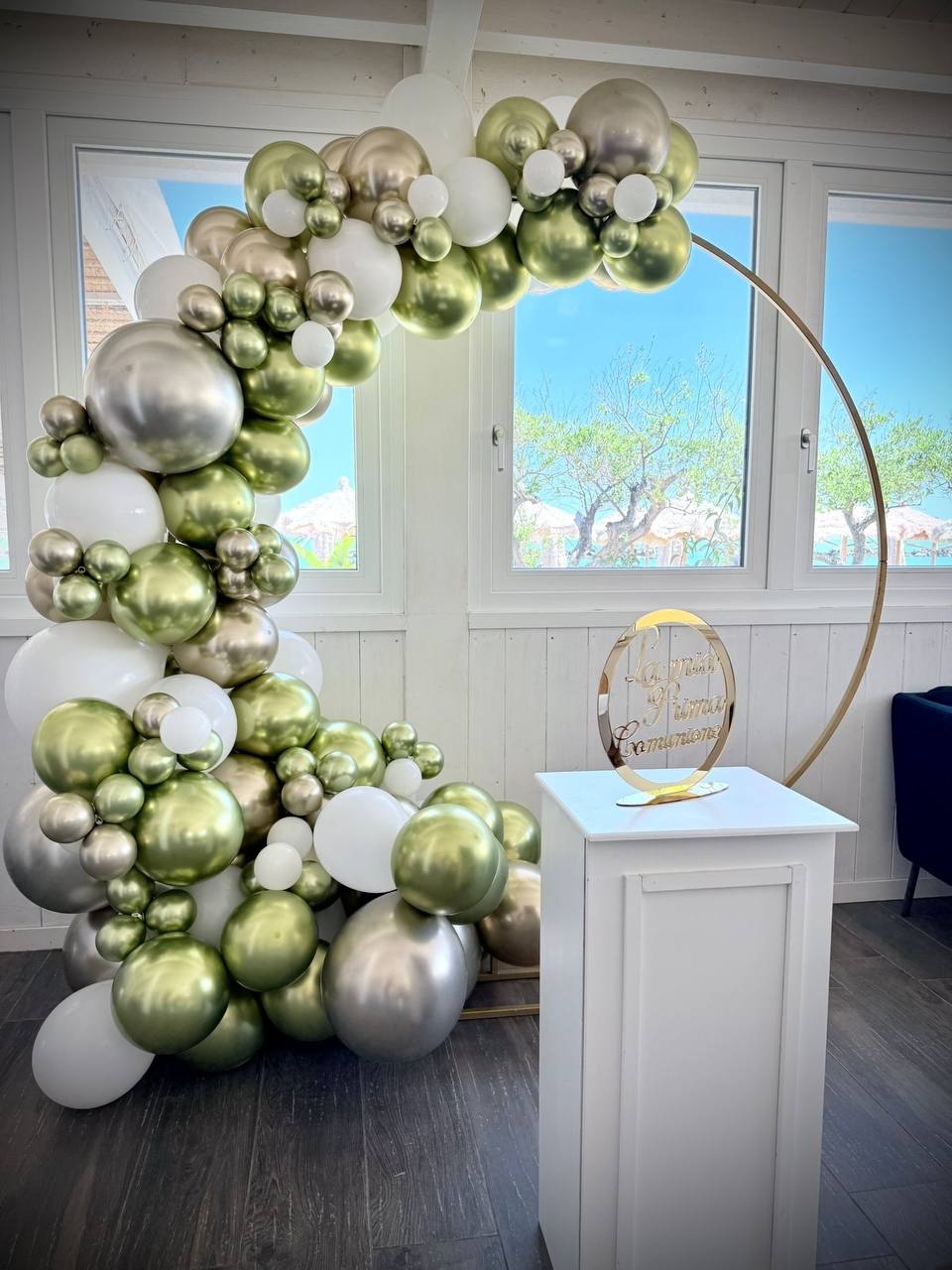 Arco di palloncini verdi e argento per comunione